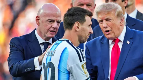 Infantino tuvo que darle la medalla de plata a Messi en la final.