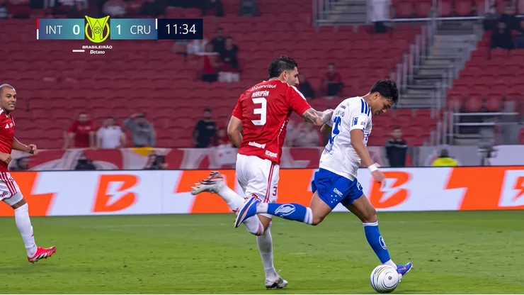 Guillermo Maripán intenta frenar sin éxito a Kaio Jorge en la jugada del 1-0.