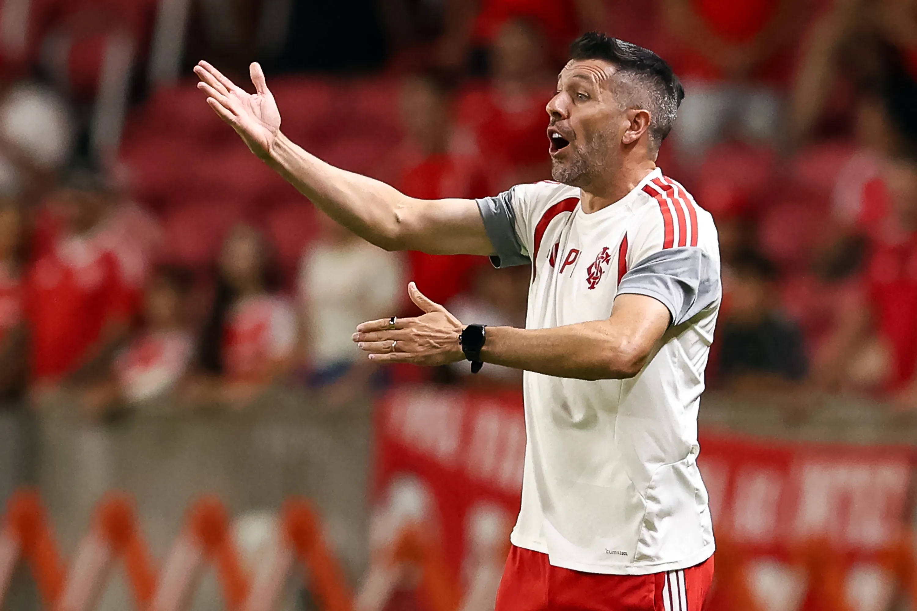 Paulo Pezzolano sabe que no será fácil lo que resta de Brasileirao para el Inter. (Pedro H. Tesch/Getty Images).