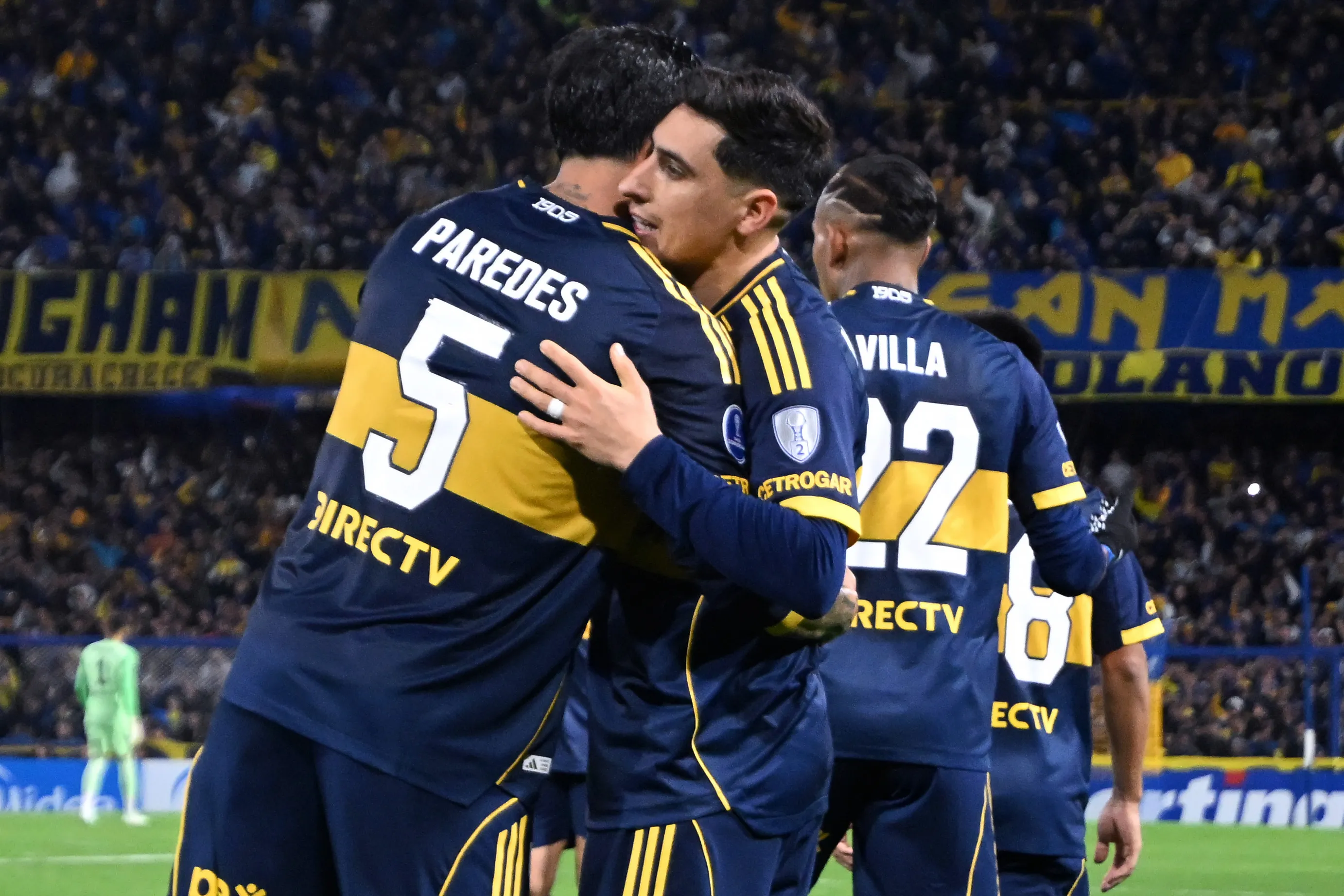 Paredes celebra junto a Merentiel tras el gol de Boca