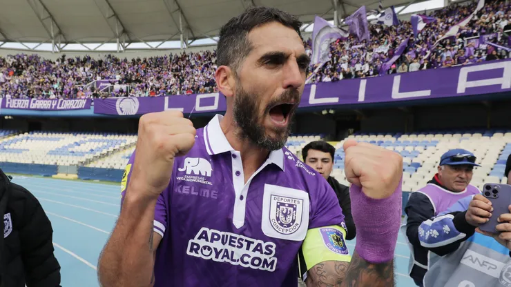 Empanada y mote con huesillo: Larrivey celebra que ya es chileno.