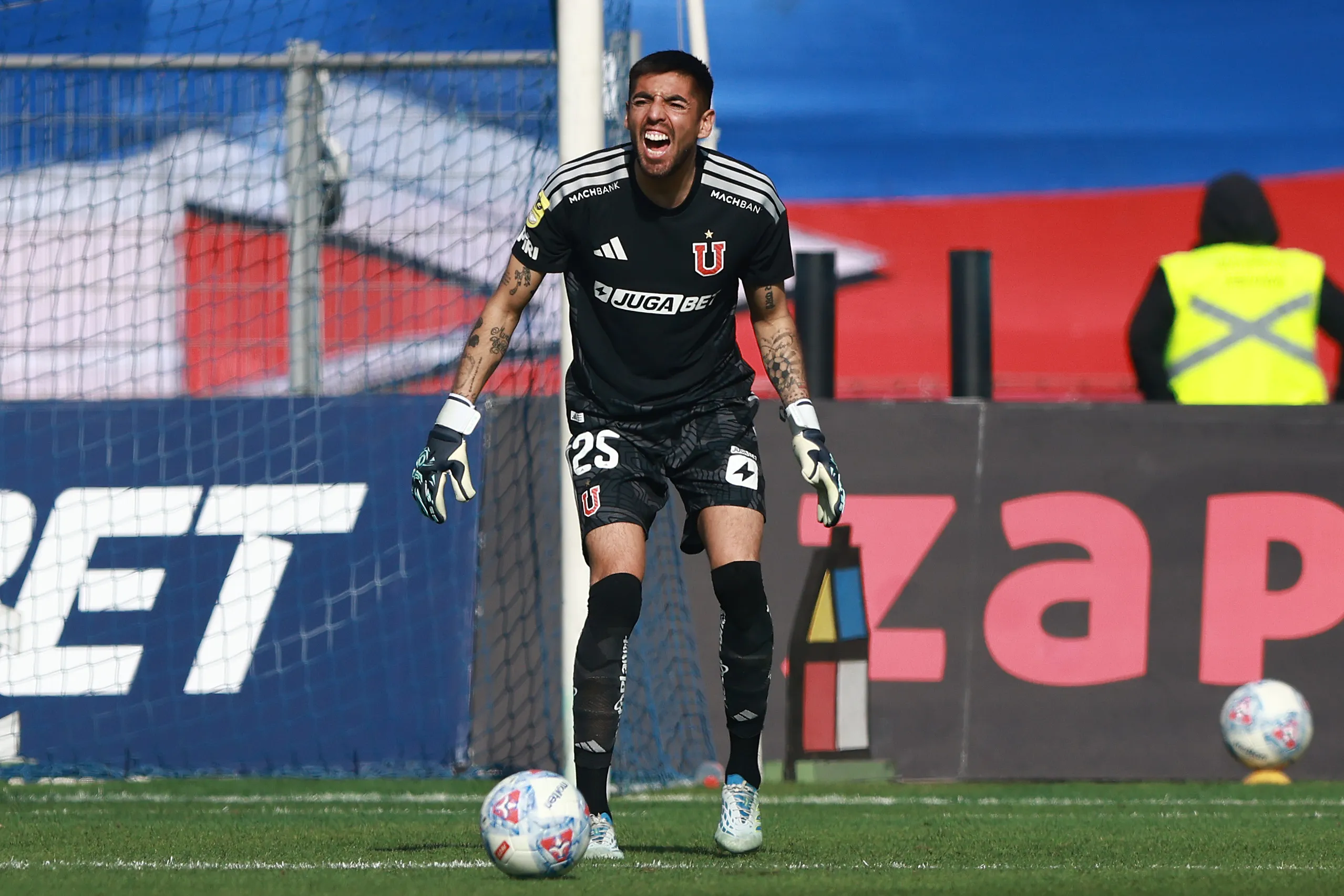 Gabriel Castellón podría ser el gran damnificado en Universidad de Chile si llega un nuevo arquero. | Foto: Photosport.
