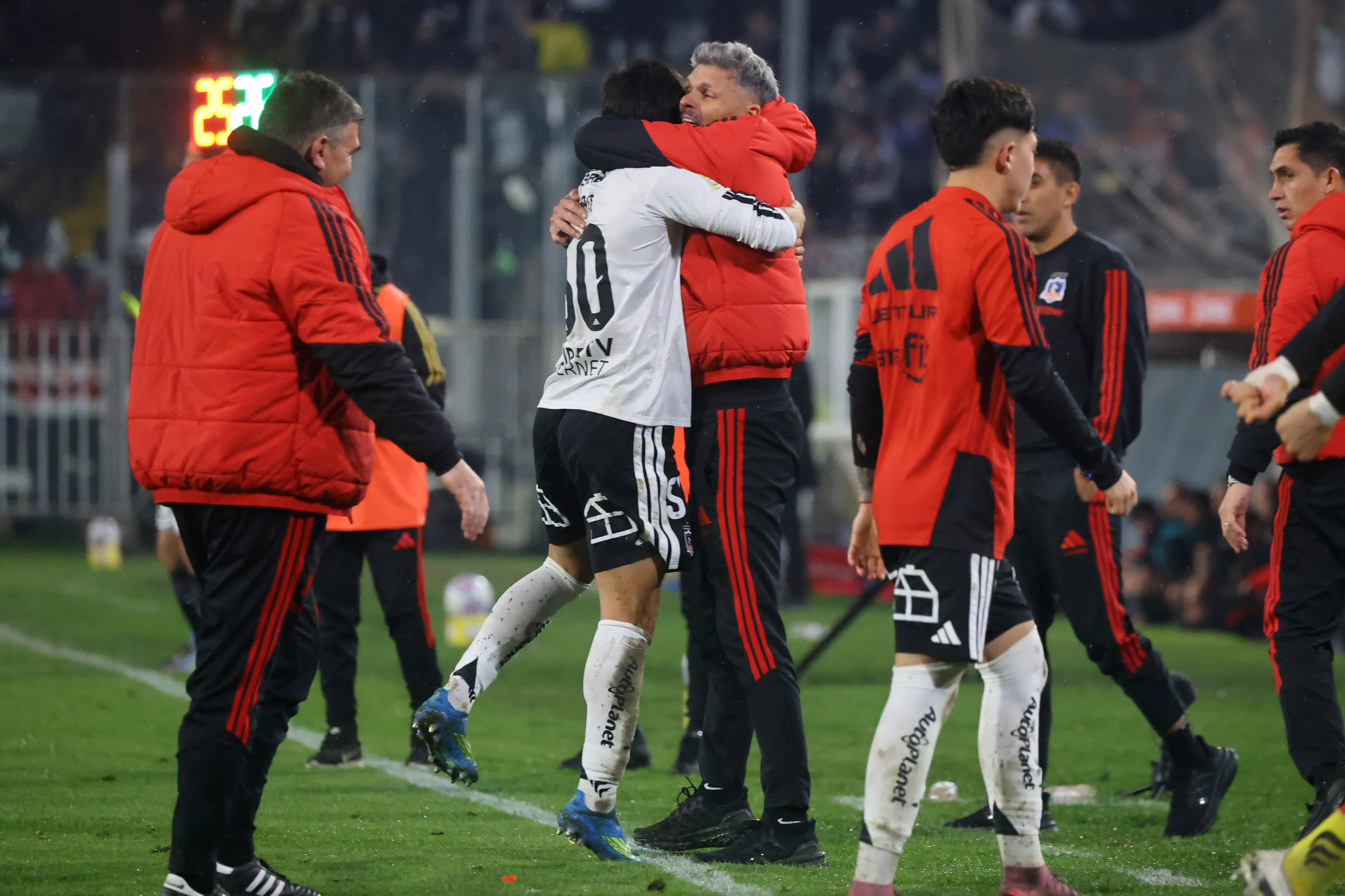 Fernando Ortiz felicitó a Felipe Raipán y le dio su fórmula para que siga brillando en Colo Colo. Foto: Photosport.