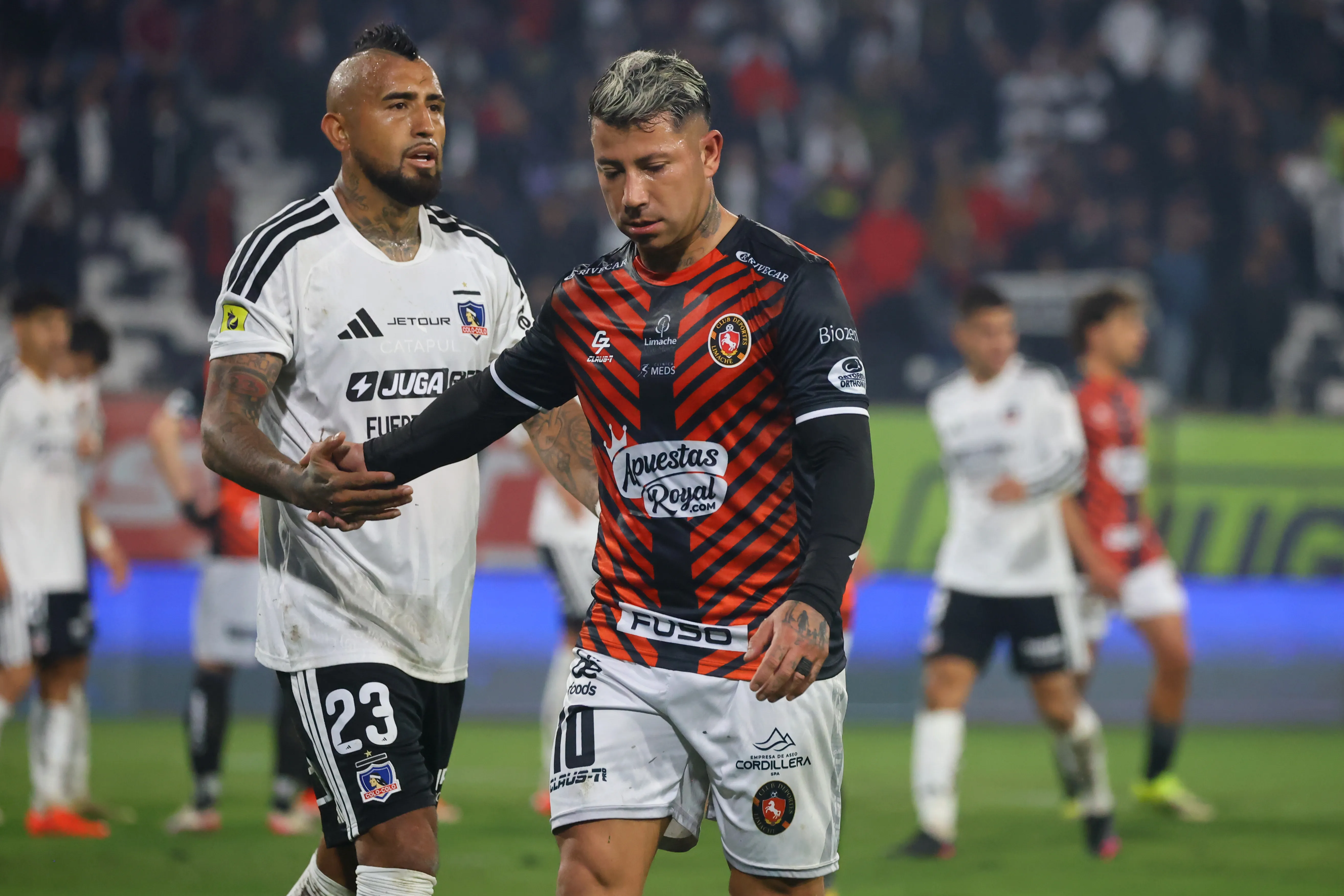 Arturo Vidal se saluda con Leonardo Valencia, titular en el Tomate Mecánico. (Jonnathan Oyarzun/Photosport).
