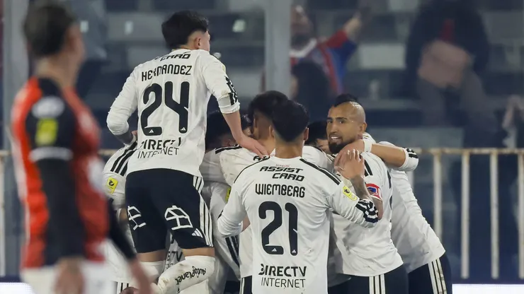 Jeyson Rojas fue abrazado por casi todos sus compañeros tras el 2-0 parcial ante Limache.