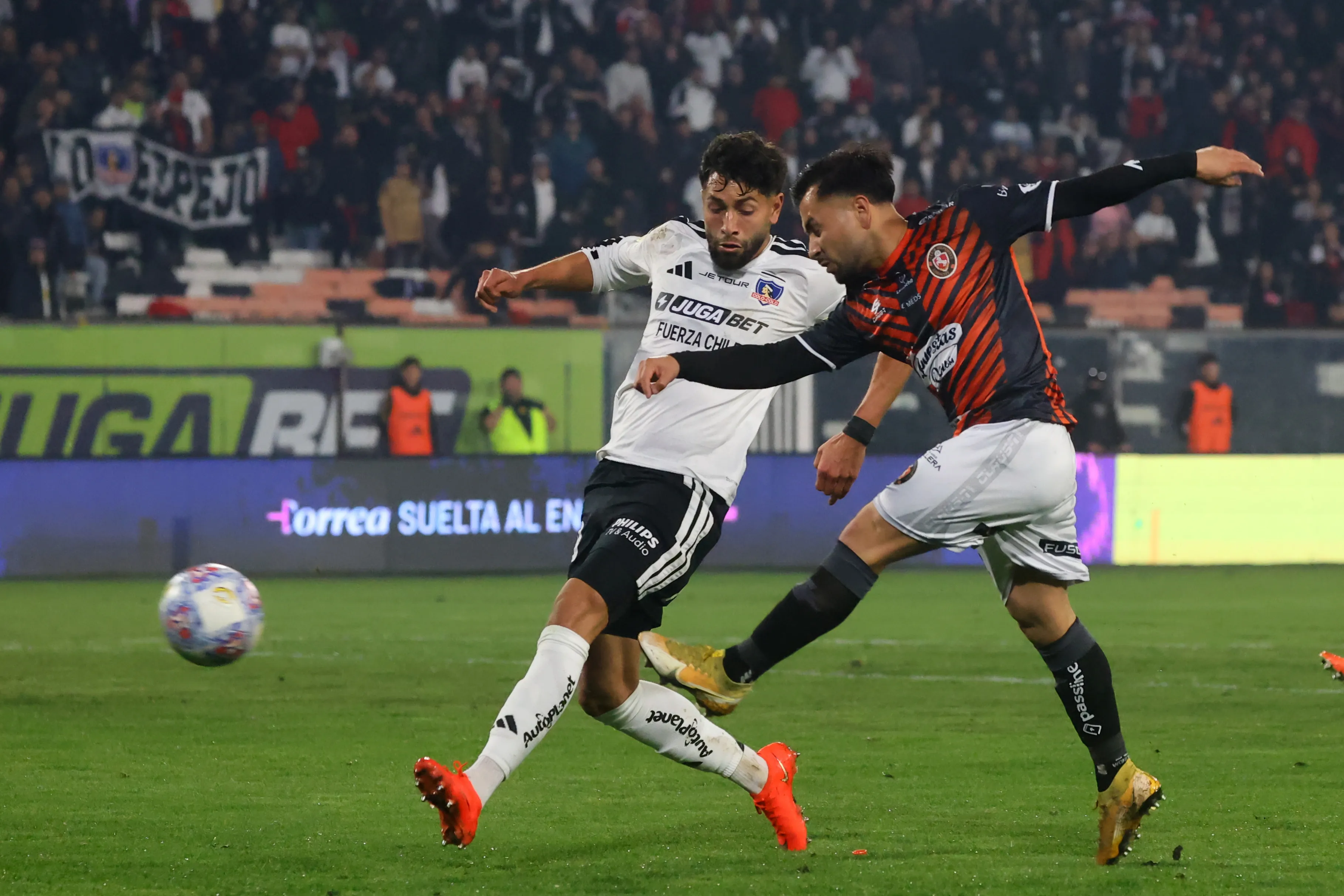 Jeyson Rojas marca a Jean Meneses en la victoria alba frente a los limachinos. (Jonnathan Oyarzun/Photosport).