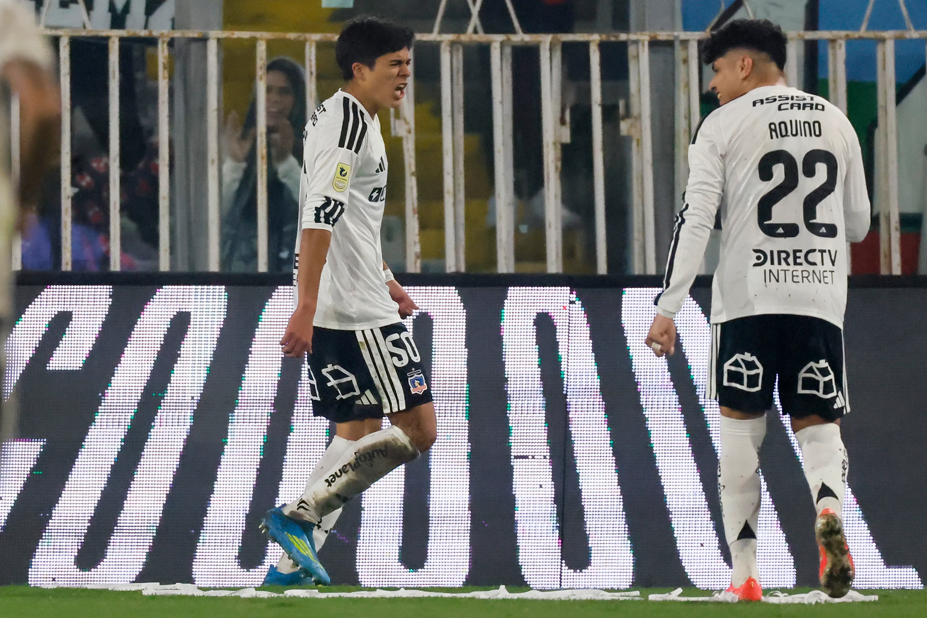 Claudio Aquino celebra junto a Felipe Raipán, quien convirtió su segundo gol oficial en Colo Colo. Aunque fue el primero en la Liga de Primera. (Andrés Piña/Photosport).