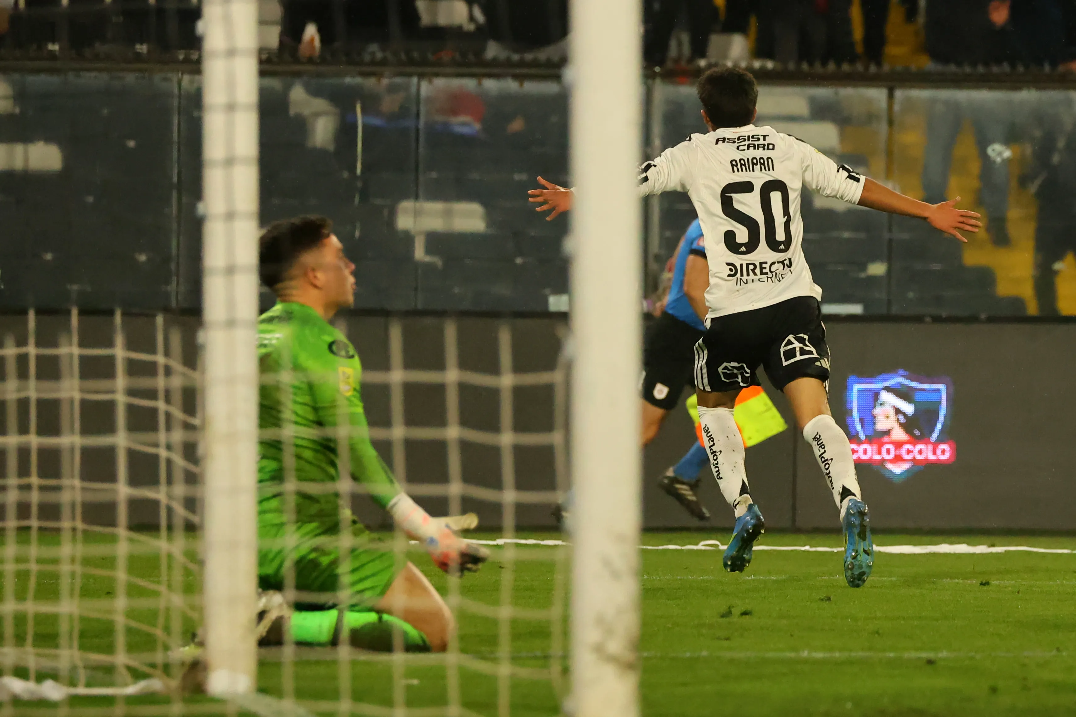 Así celebró Felipe Raipán el 3-1 definitivo de Colo Colo sobre Limache. (Jonnathan Oyarzun/Photosport).