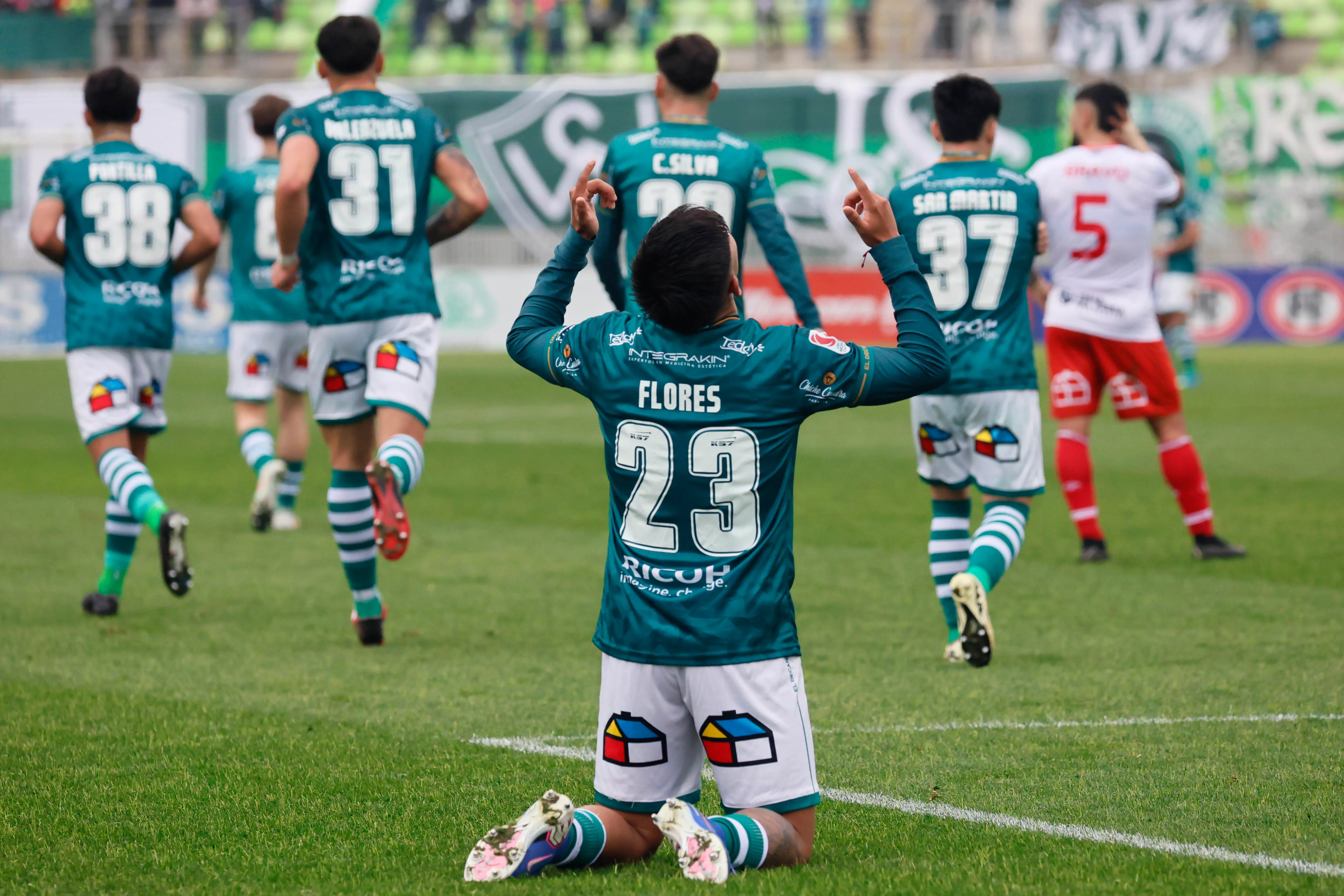 Otra imagen del festejo de Ignacio Flores en Santiago Wanderers contra el Uní-Uní. (Sebastian Cisternas/Photosport).