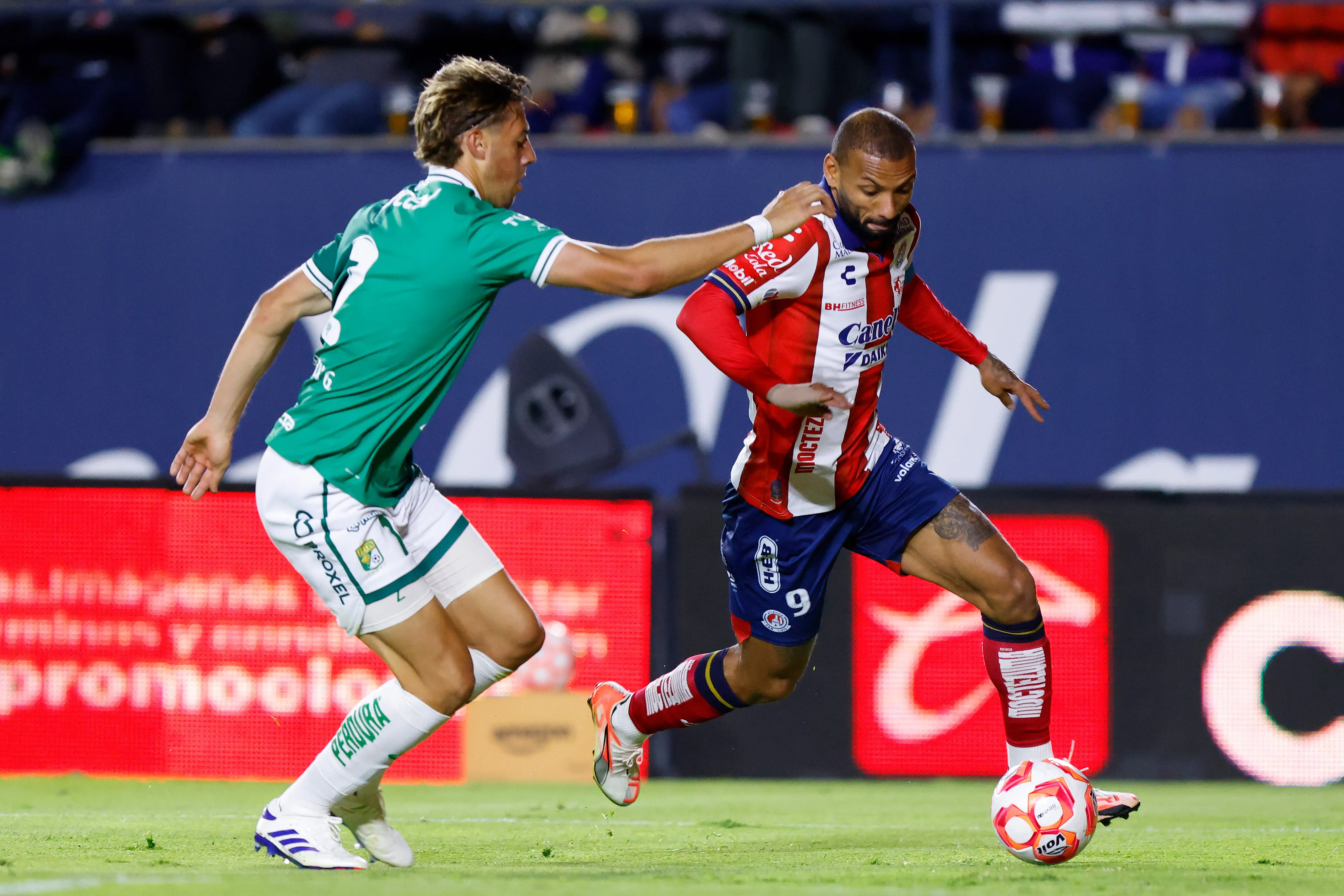 Valentín Gauthier en acción por el Club León vs Atlético San Luis en la Liga MX. (Leopoldo Smith/Getty Images).