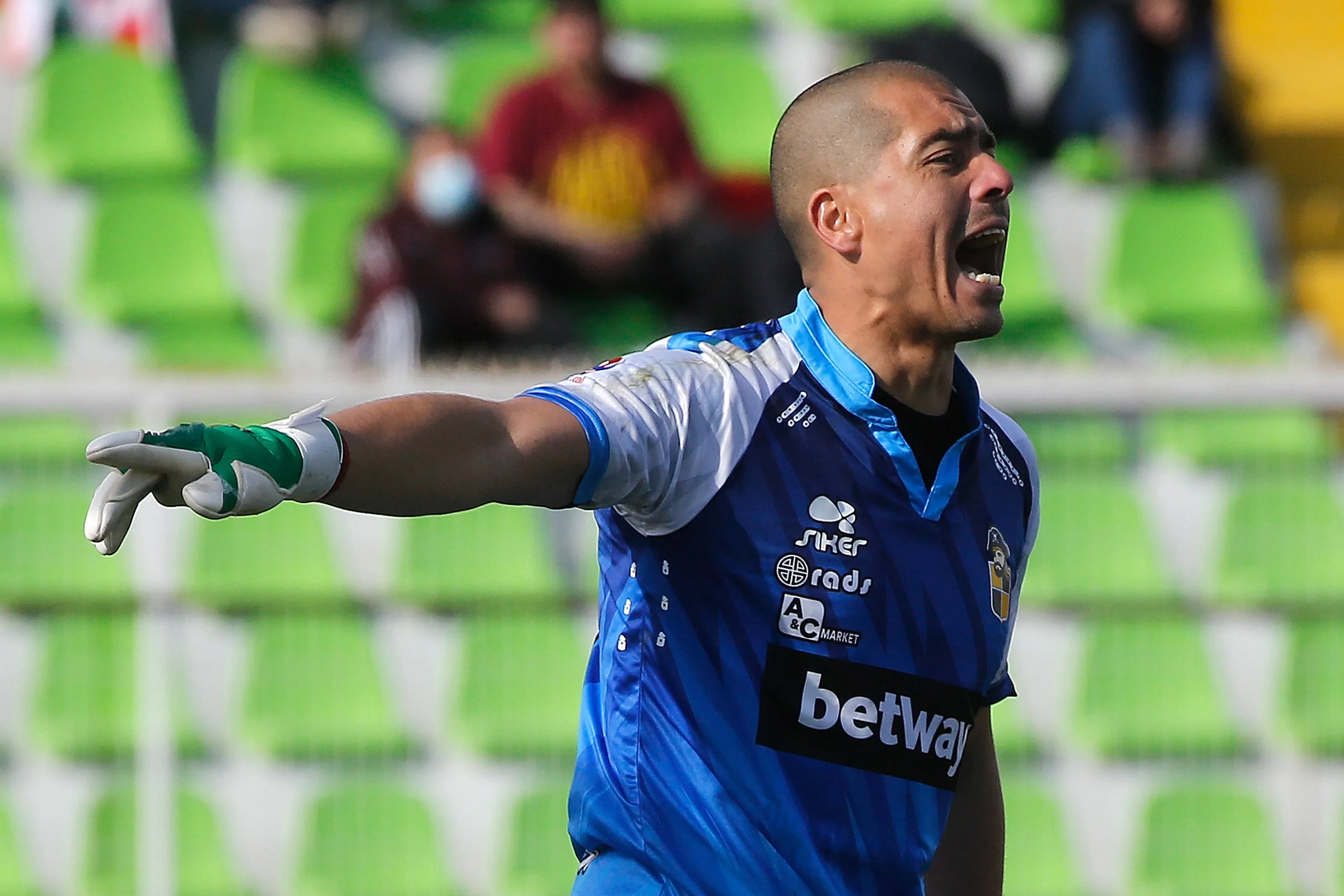 El portero de Deportes Ovalle sufre en Peñón Alto | Photosport