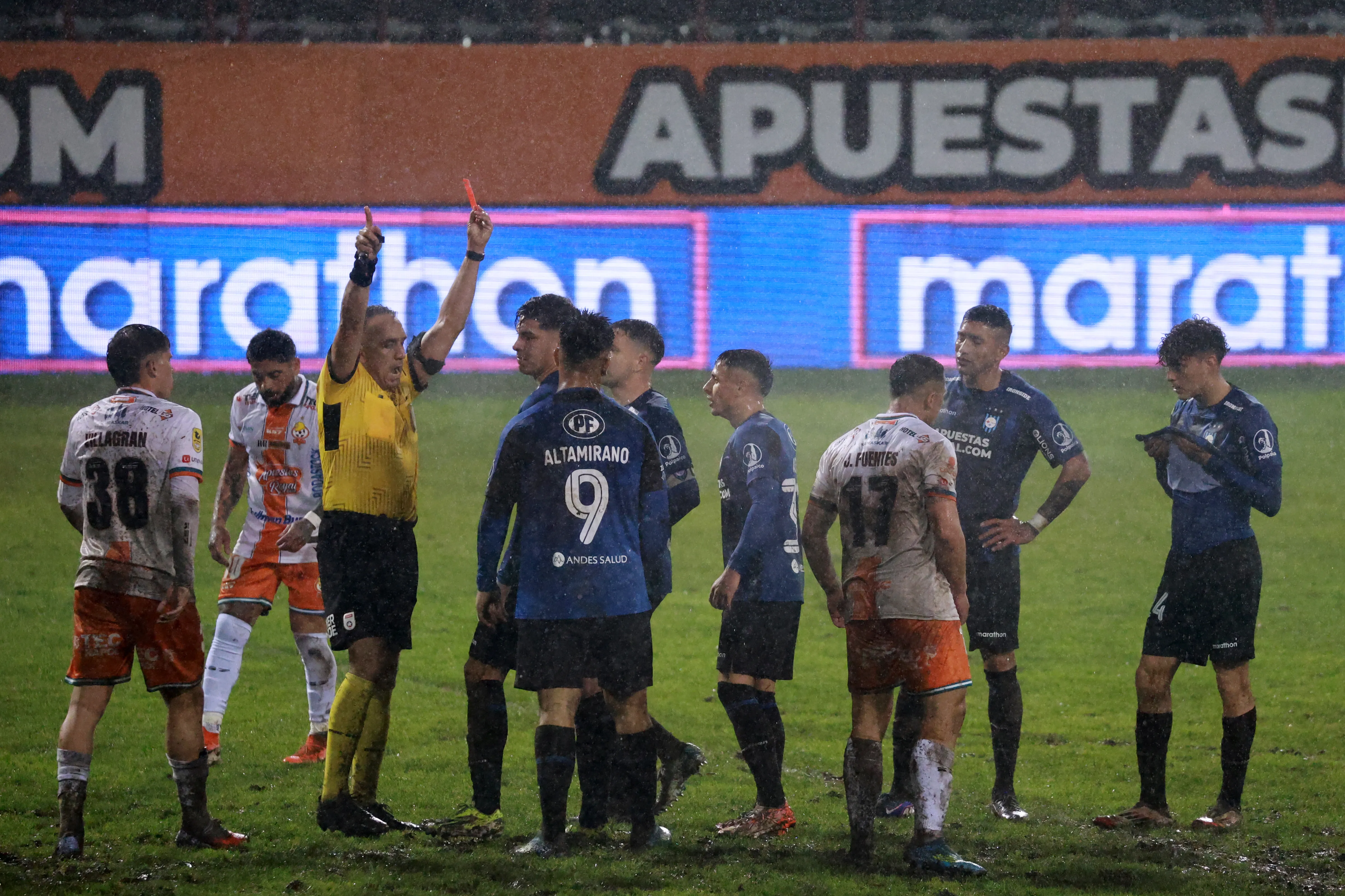 Héctor Jona le mostró la roja directa a Kevin Altez de Huachipato. (Eduardo Fortes/Photosport)