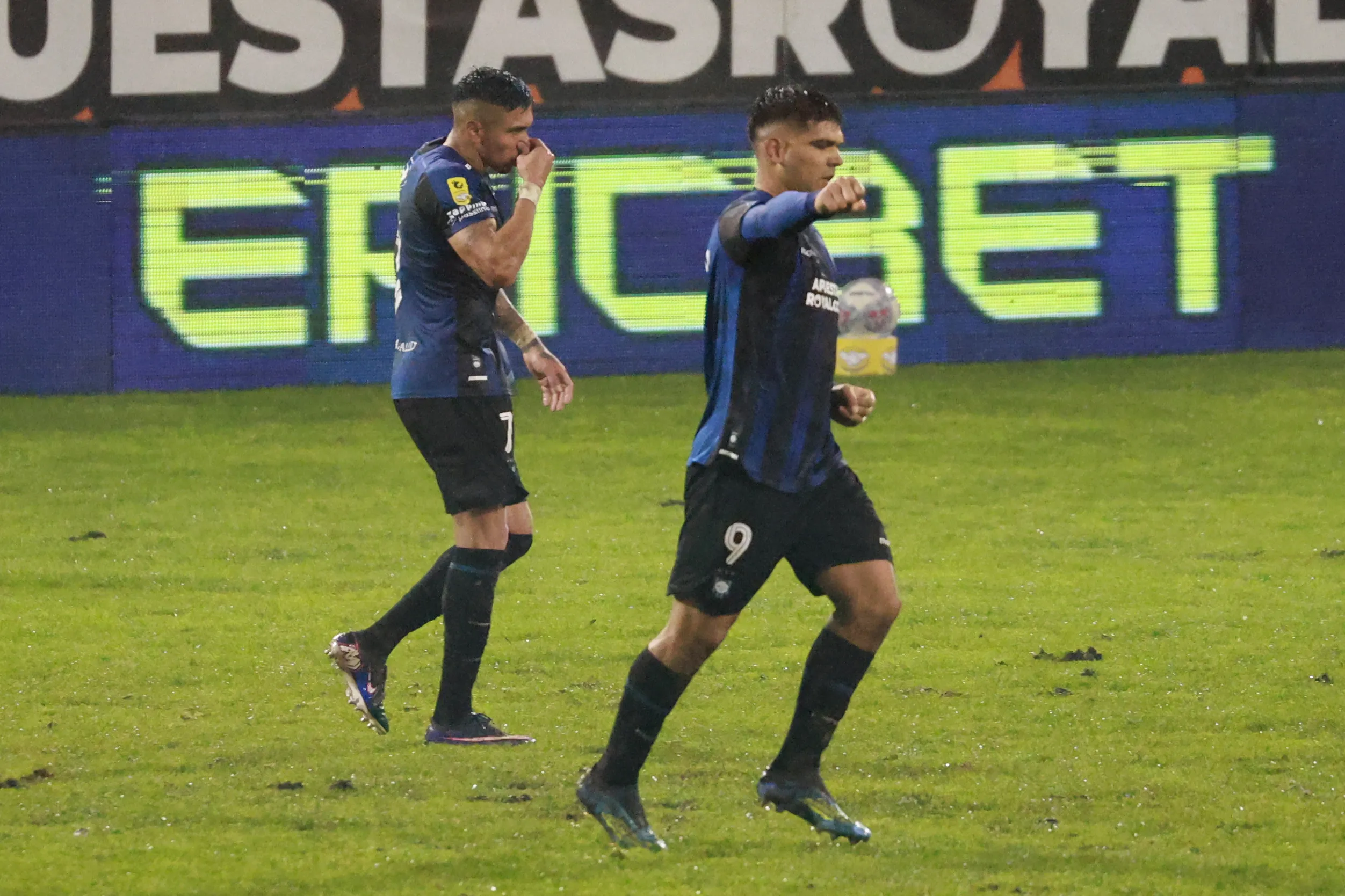 Así celebró Lionel Altamirano el 3-3 definitivo. (Eduardo Fortes/Photosport).