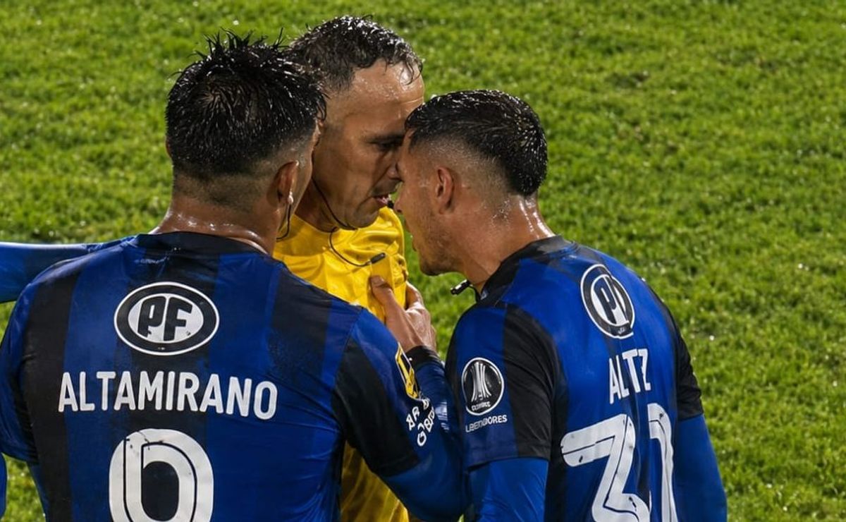 Polémica total: Kevin Altez de Huachipato expulsado por intento de agresión… ¡contra el árbitro Héctor Jona!