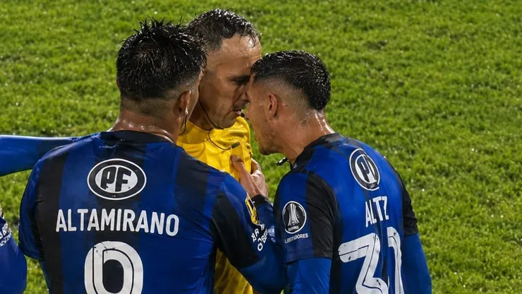 Kevin Altez encaró efusivamente al árbitro y recibió la expulsión.