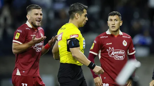 José Cabero protagonizó dos VAR seguidos, el primero medio enredado en UC vs. La Serena.