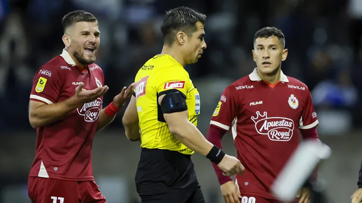 José Cabero protagonizó dos VAR seguidos, el primero medio enredado en UC vs. La Serena.