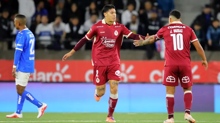 Gonzalo Figueroa recibe las felicitaciones de Jeisson Vargas, capitán de Deportes La Serena.
