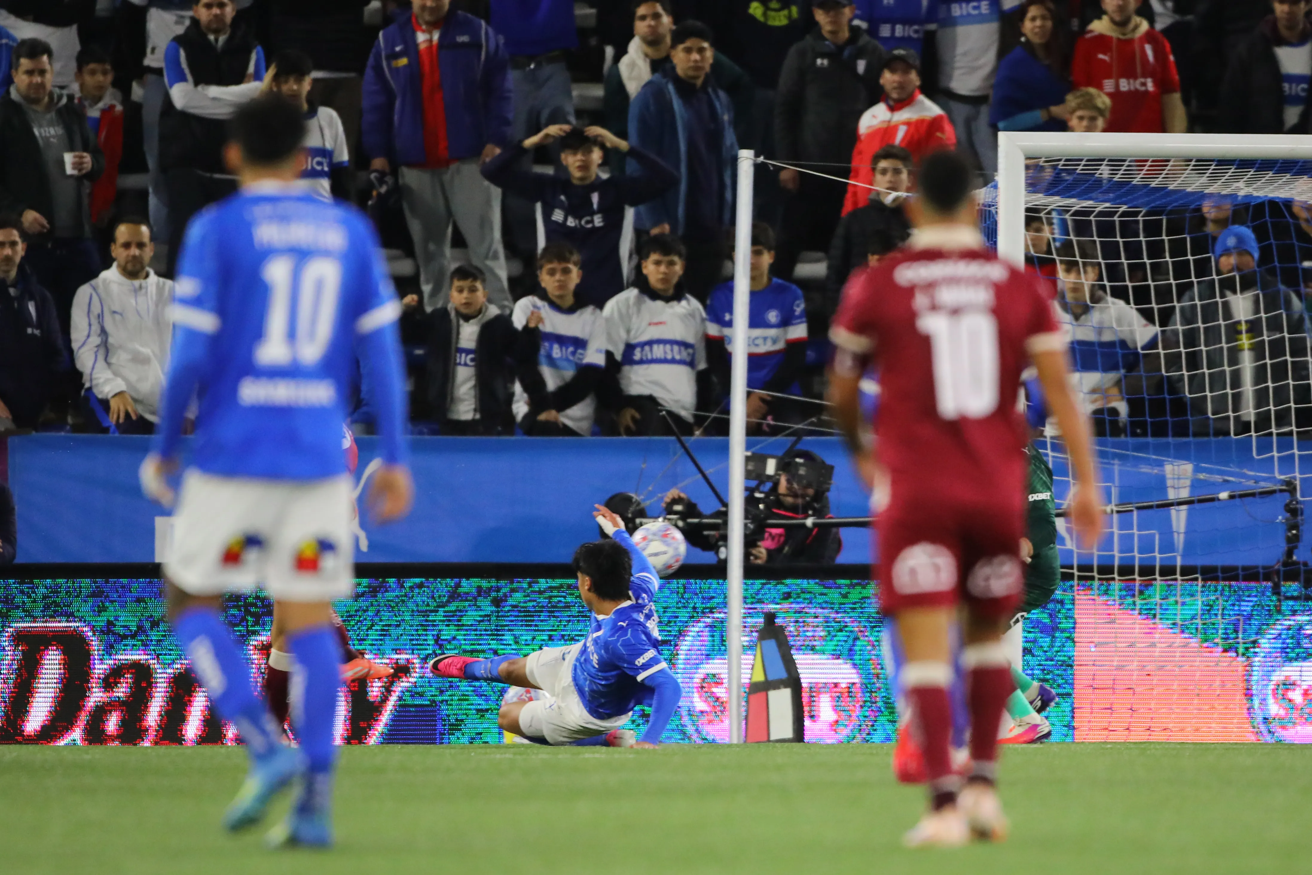Sebastián Arancibia no pudo hacer nada para bloquear el remate de Gonzalo Figueroa. (Jonnathan Oyarzun/Photosport).