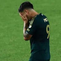 Con un doblete: la emocionante despedida de Felipe Mora
