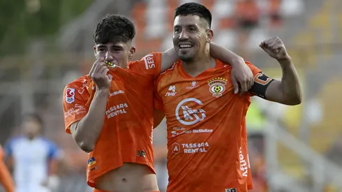 Rodolfo González celebra con el joven Matías Tapia en Cobreloa.