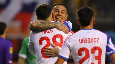 Eduardo Vargas sabe eso de echarse el equipo al hombro.