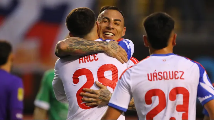 Eduardo Vargas sabe eso de echarse el equipo al hombro.