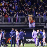 No se vio en TV: la protesta de hinchas de la U contra Michael Clark