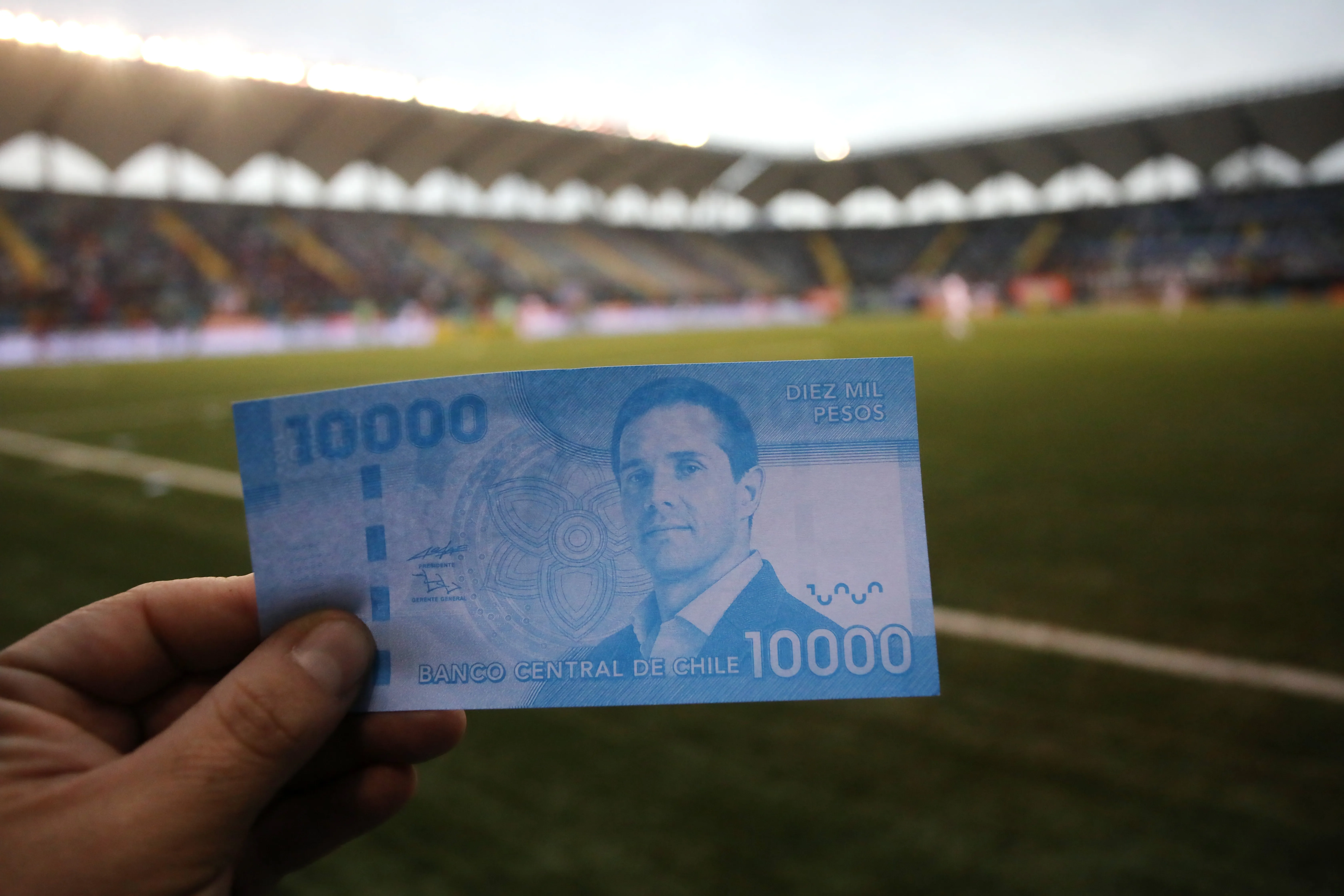 Los billetes con la cara de Michael Clark. Imagen: Photosport