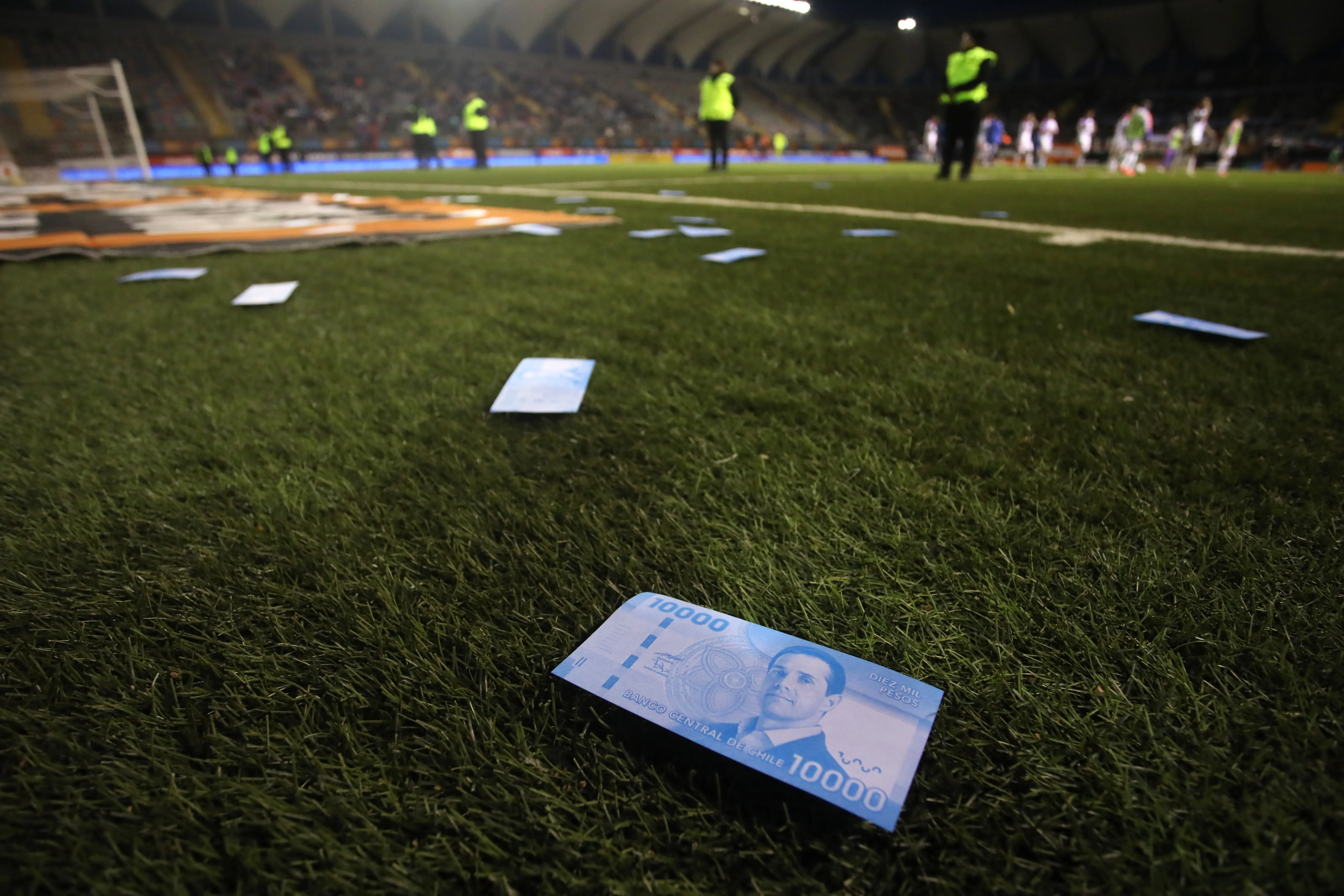 Los hinchas de la U siguen las manifestaciones contra la dirigencia. Imagen: Photosport