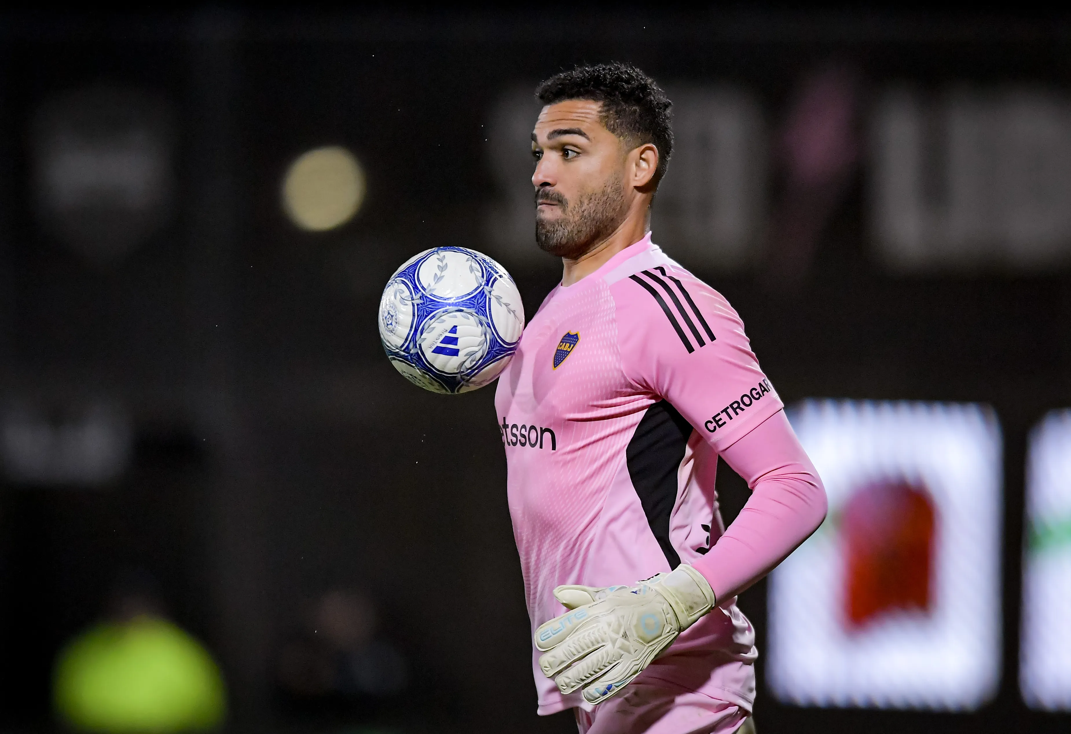 Álvaro Montero en acción ante Deportivo Riestra. (Marcelo Endelli/Getty Images).