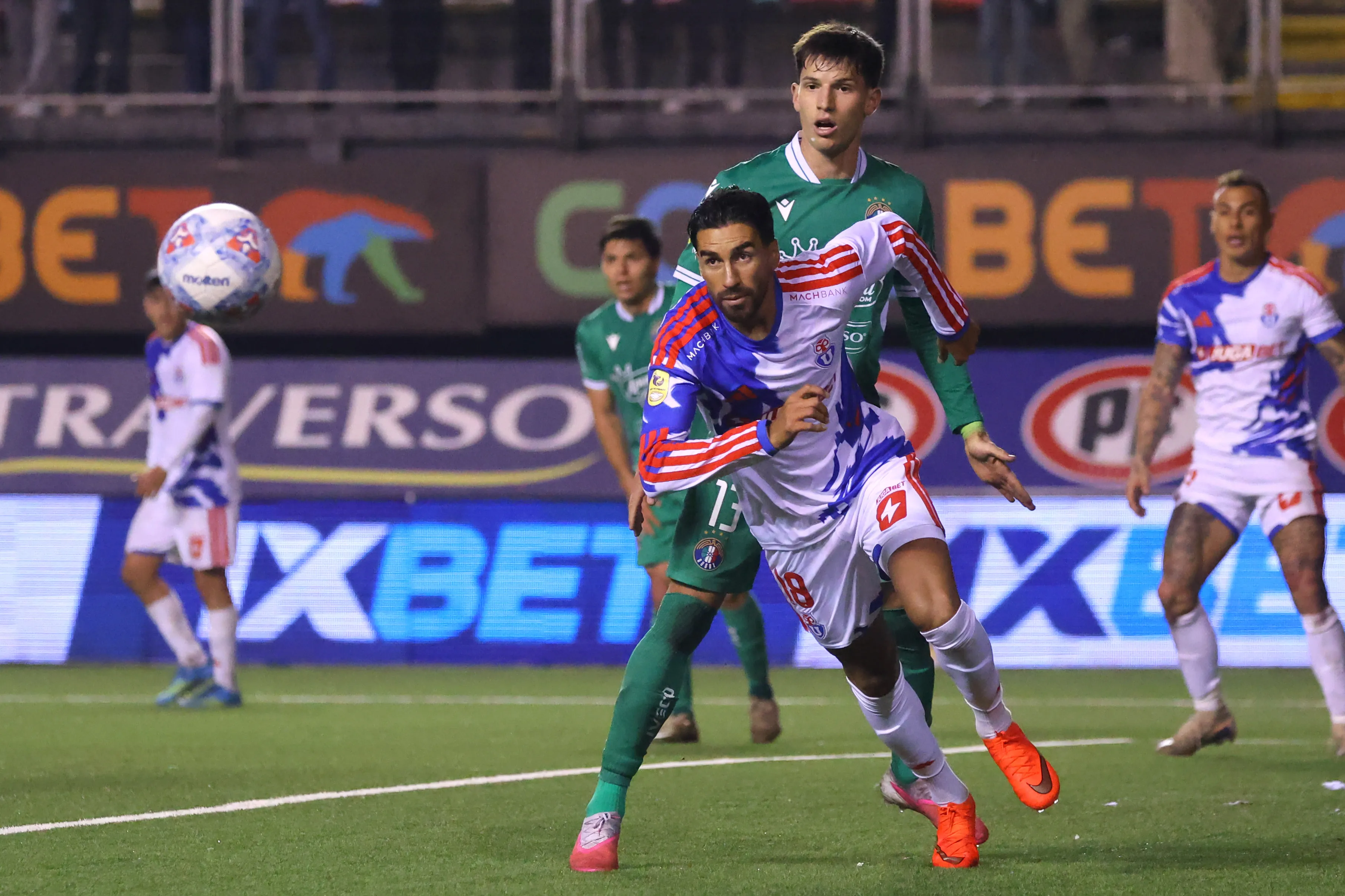 Juan Martín Lucero ante la marca de Enzo Ferrario de Audax Italiano. (Jonnathan Oyarzun/Photosport).