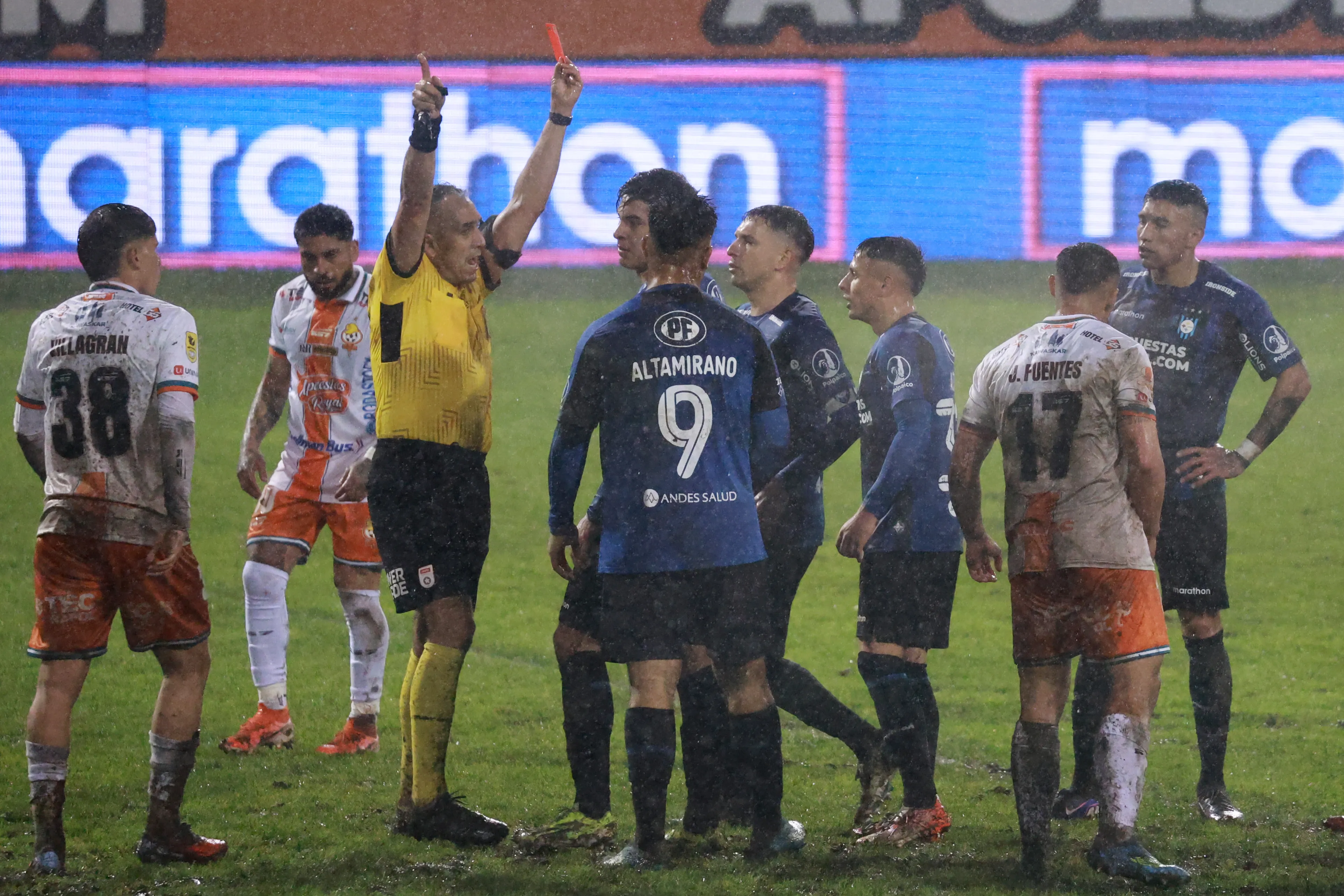 Héctor Jona cuando expulsó a Kevin Altez de Huachipato. (Eduardo Fortes/Photosport).