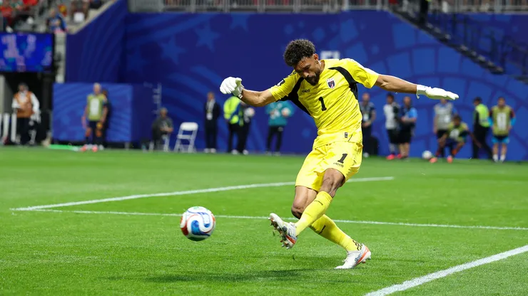 Vozinha llega a Colo Colo tras brillar en el Mundial.