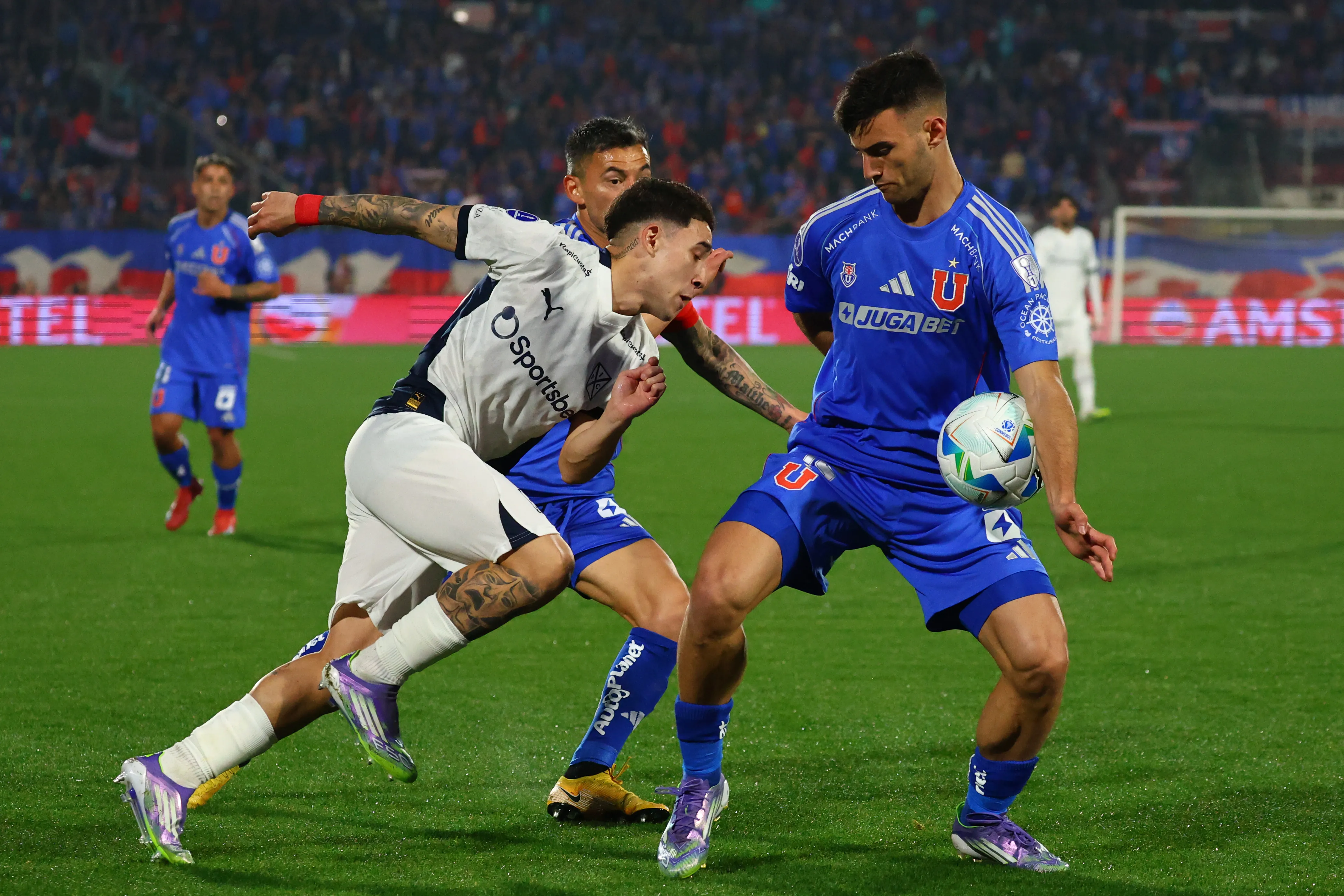 Santiago Montiel en acción ante U de Chile en la Sudamericana 2025. (Marcelo Hernandez/Getty Images).