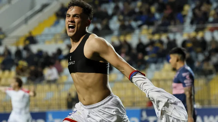 David Romero celebra un gol que le convirtió a Everton de Viña del Mar.