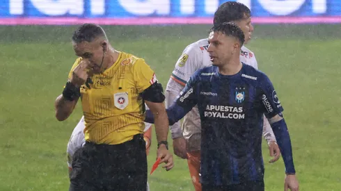 Jona encaró a un jugador, lo provocó y, ante su reacción, lo expulsó.