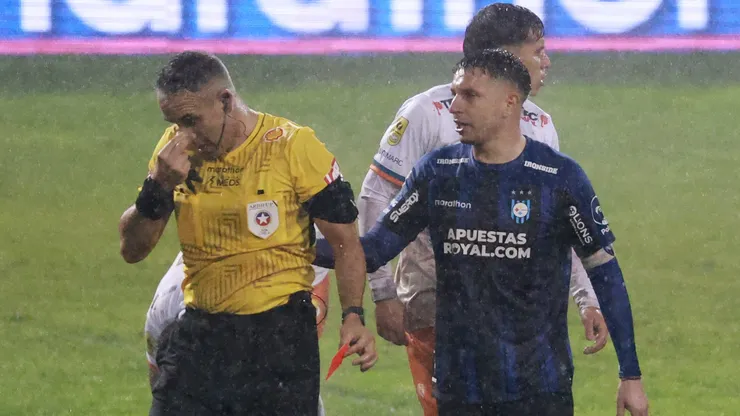Jona encaró a un jugador, lo provocó y, ante su reacción, lo expulsó.
