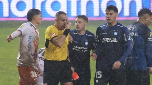 Héctor Jona expulsó a Kevin Altez después de encararlo.