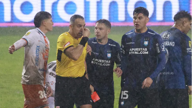 Héctor Jona expulsó a Kevin Altez después de encararlo.