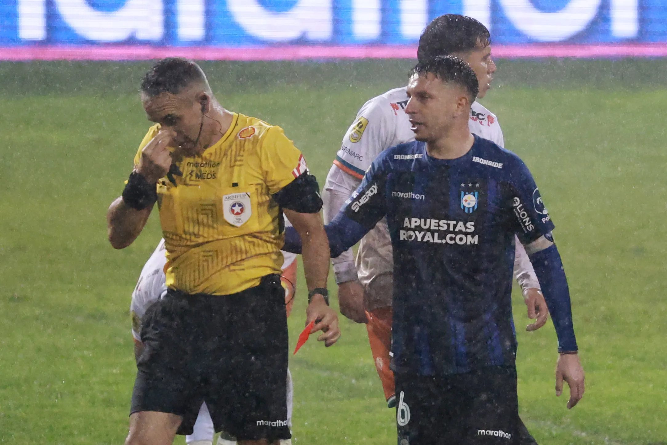Héctor Jona se toma la nariz, tras el frentazo recibido | Photosport