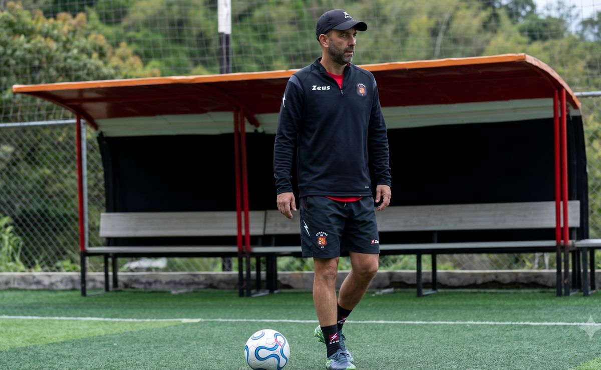 Le dicen Maravilla, es entrenador y trabaja en el Caracas FC de Venezuela: “Se normalizó un poco la vida tras los terremotos”