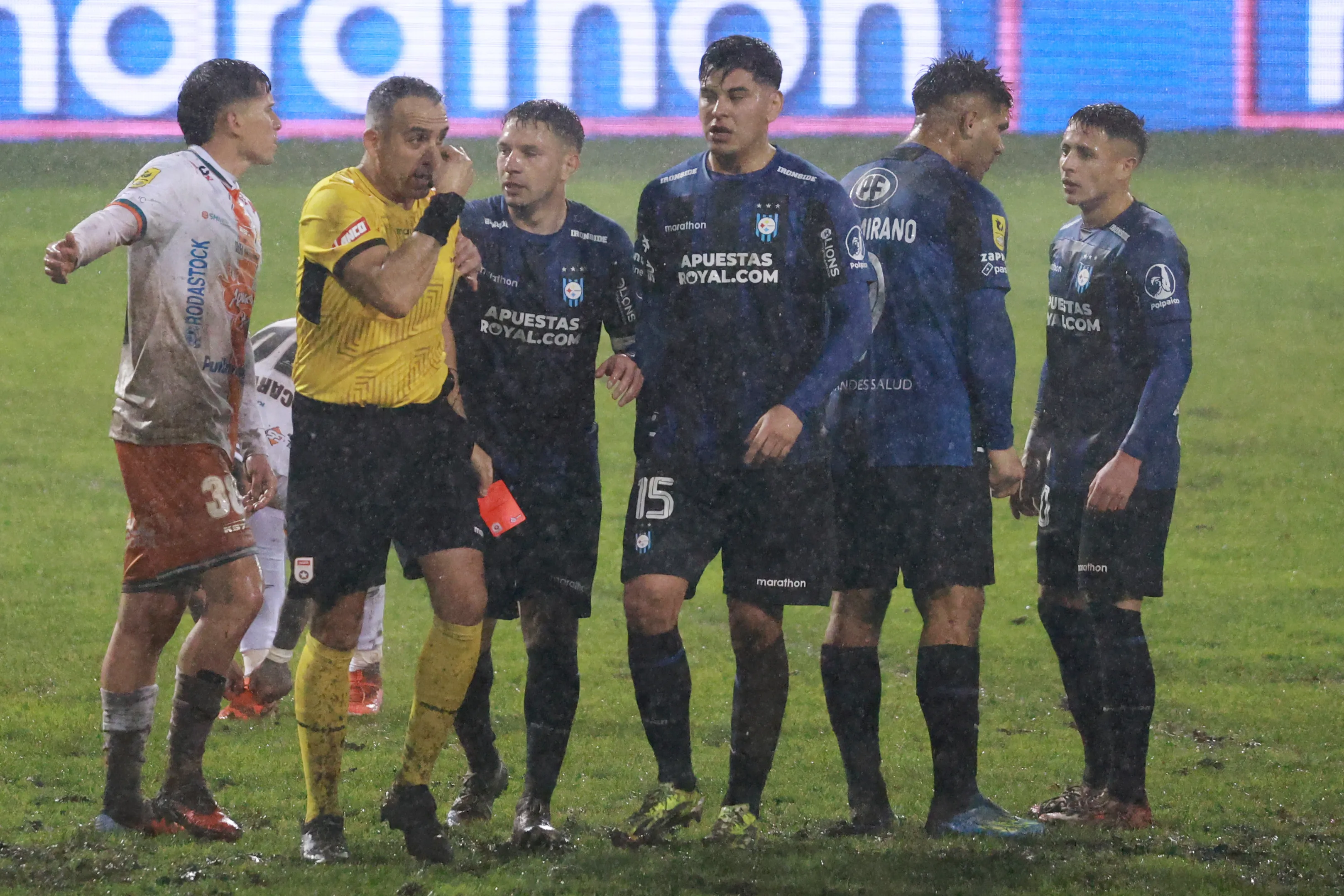 Héctor Jona protagonizó polémica con Kevin Altez en el retorno de la Liga de Primera