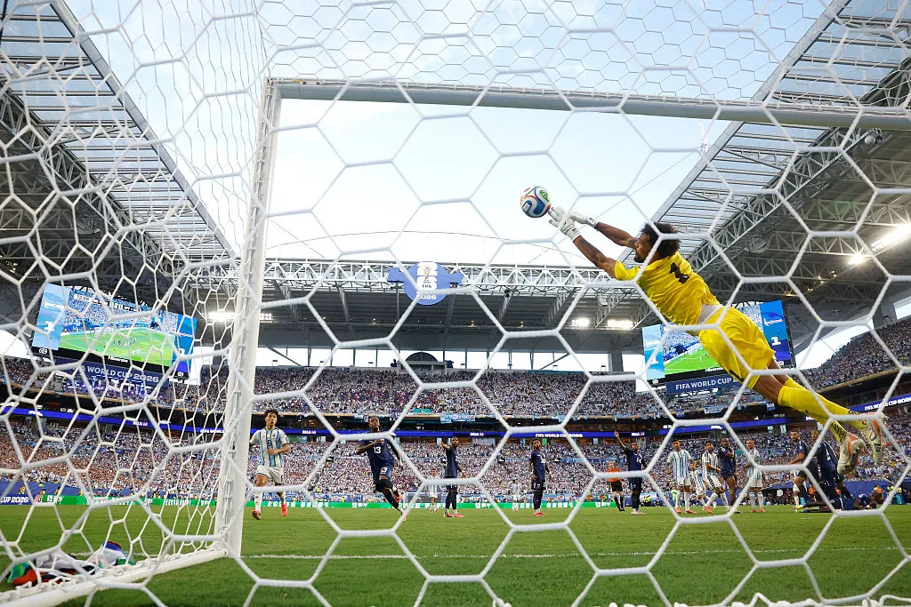 Vozinha trae sus atajadas a Chile. (Photo by Darrian Traynor/Getty Images)