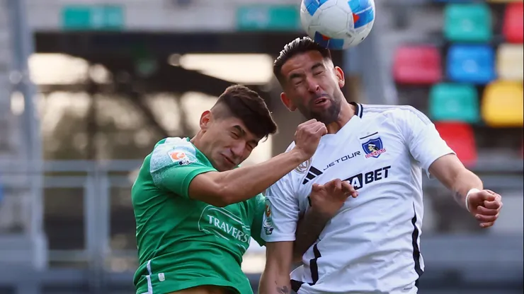 Esteban Matus lucha un balón con Mauricio Isla.