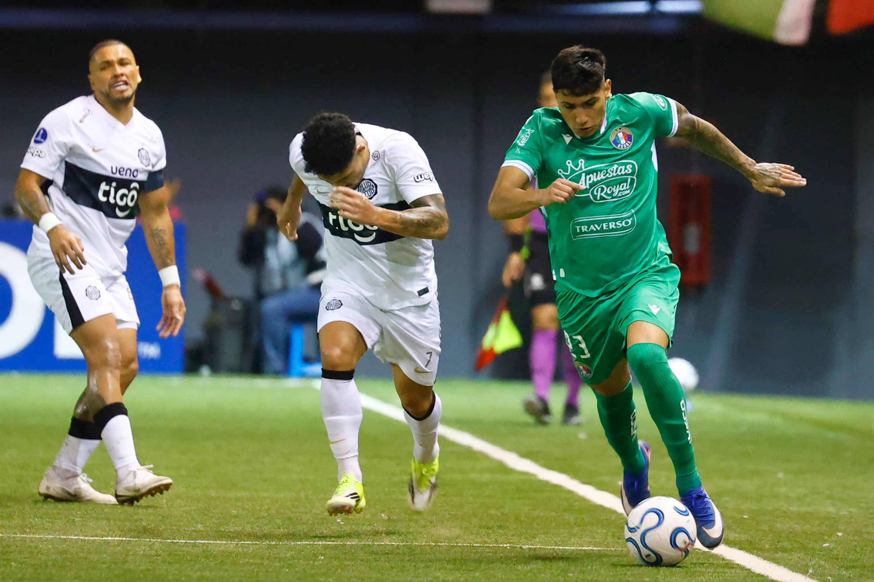 Esteban Matus en acción ante Olimpia, su nuevo club. (Dragomir Yankovic/Photosport).
