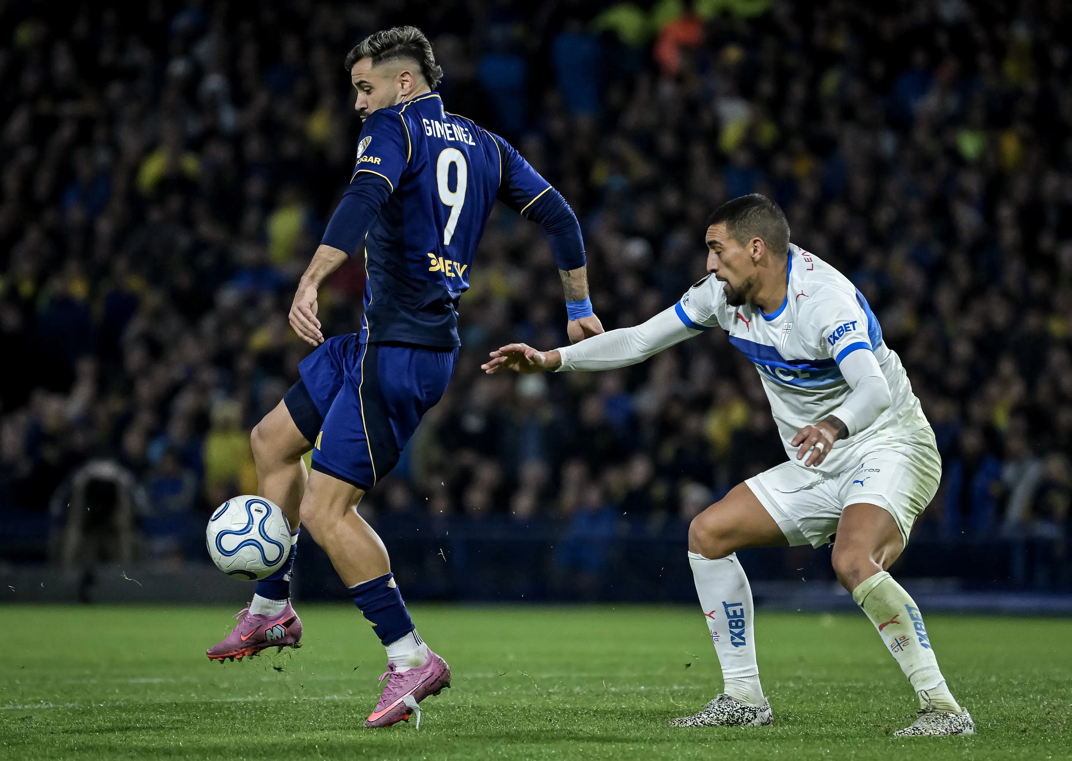Milton Giménez en acción ante la Católica, que silenció La Bombonera y eliminó a Boca en la fase grupal de la Copa Libertadores. (Marcelo Endelli/Getty Images).