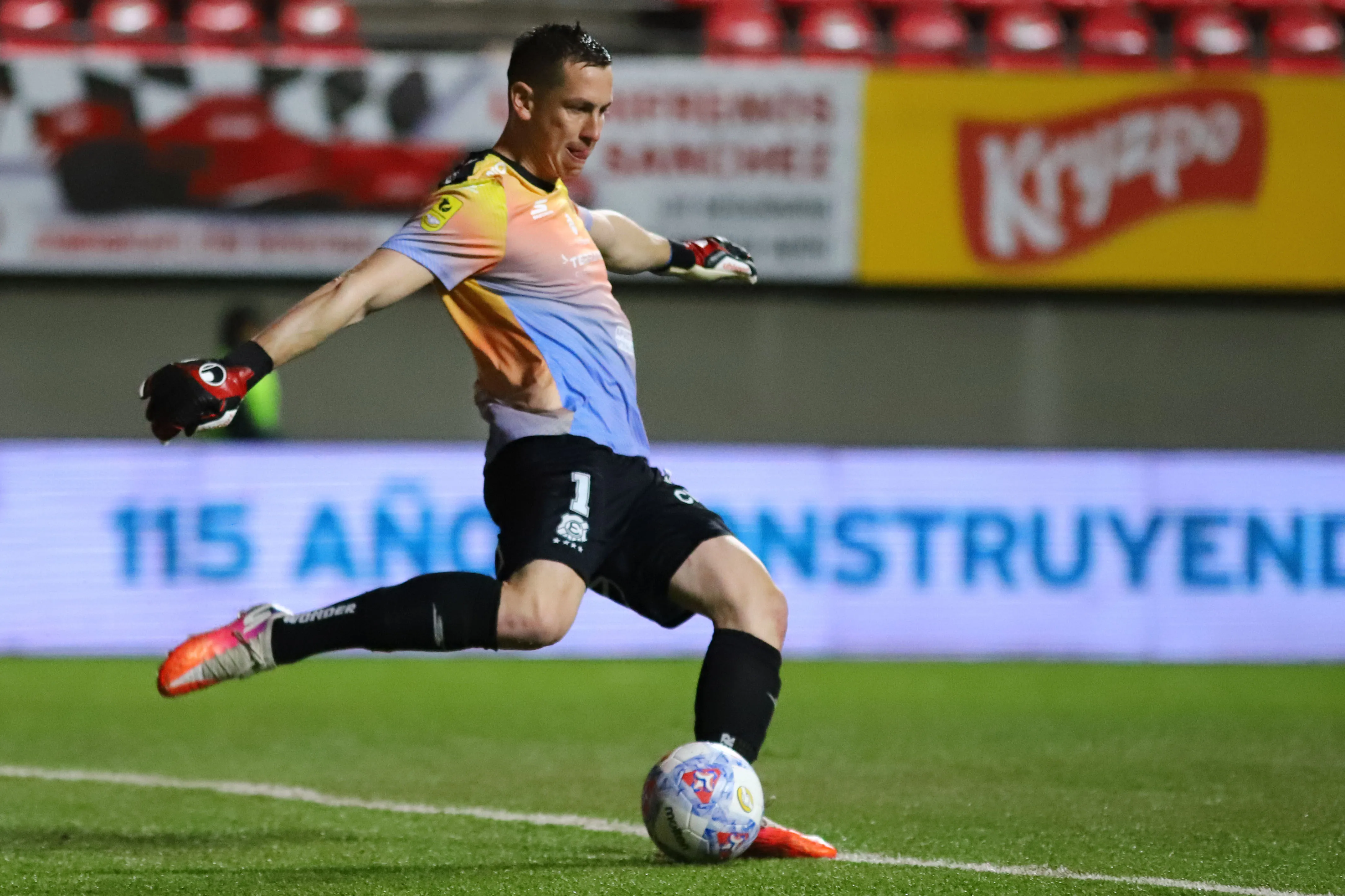 Ignacio González en acción ante Unión La Calera. (Manuel Lema/Photosport).
