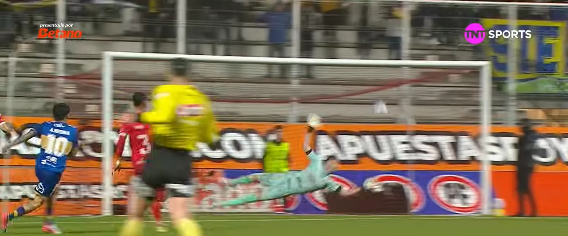 Nicolás Avellaneda hizo una tapada espectacular a un remate del uruguayo Alan Medina. (Captura TNT Sports).