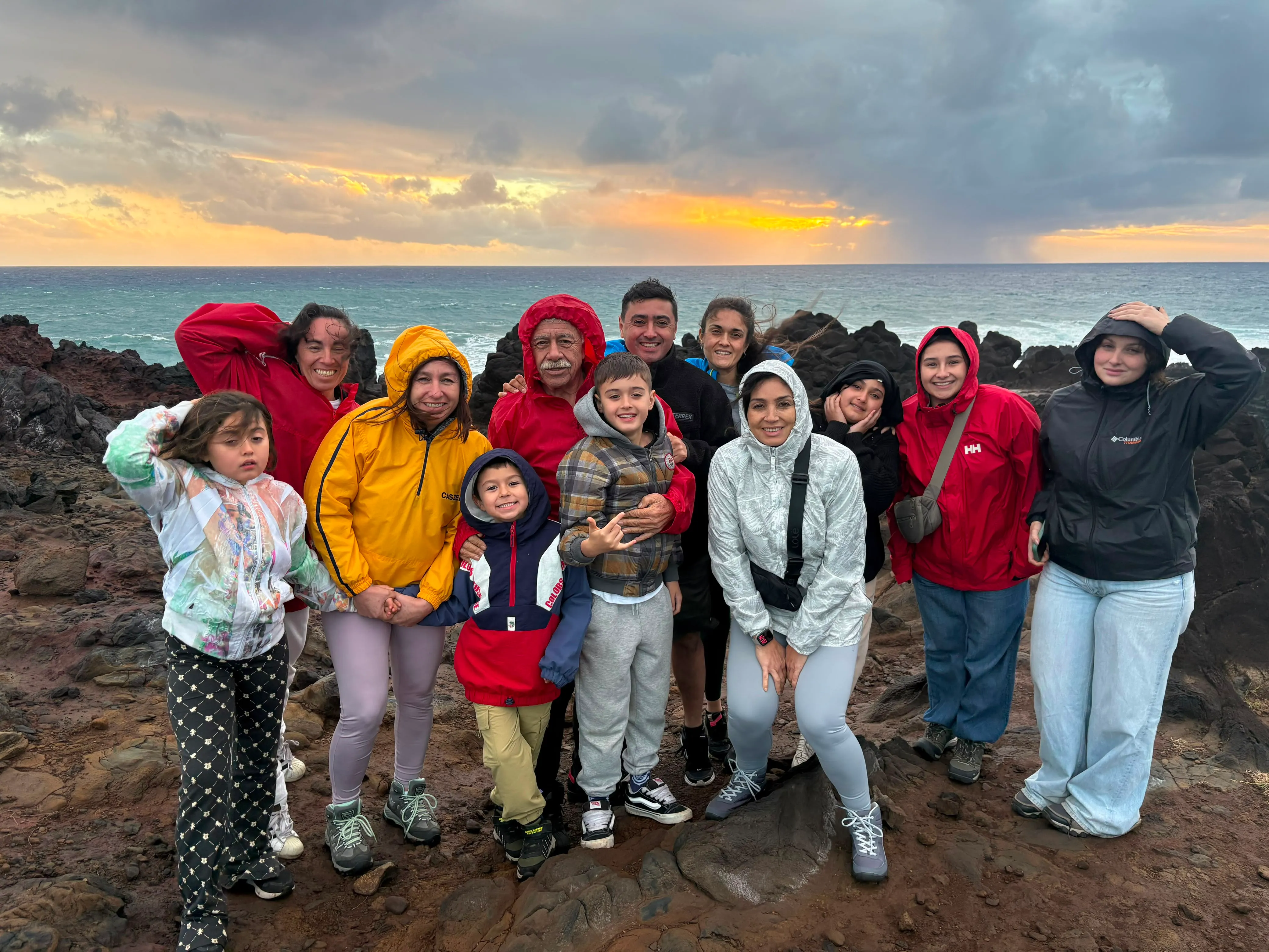 Caszely junto a sus hijos y nietos en Isla de Pascua
